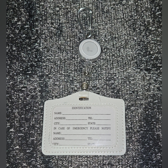ID / Badge holder with retractable clip in white BNIB - Picture 1 of 2
